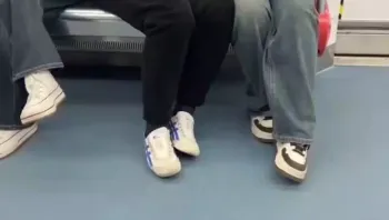 痴男怨女 地铁搓奶子