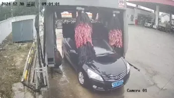 这开车的哥们也是人才，启动了你还开车走来走去，你是不知道它会自己动啊，非要你动