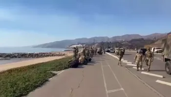 洛杉矶 加州 国民警卫队大军已携带装备进入灾区.MP4