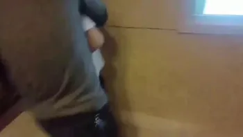 喝多了忍不住了，抓起来就直接爆操，美女一点都不反抗