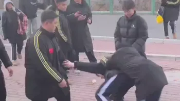 这孩子摊上大事了，摔到后脑勺了