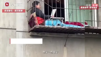 寒窗苦读”具象化：小孩哥坐防盗栏大声朗读，毛毯靠垫小桌子一应俱全