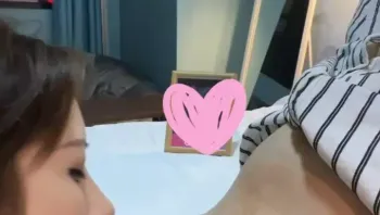 美杜莎  黑丝长腿骚货，套房过道里对着镜子插入.MP4