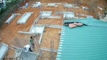 这兄弟你是怎么想的，那么猛吗，知道吊机要掉下来，还冲上去拿手挡机器，这下完犊子了，直接趴下了