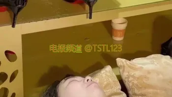 女奴婊子-女女调教-多女王调教女奴吃屎喝尿，黄金圣水羞辱！