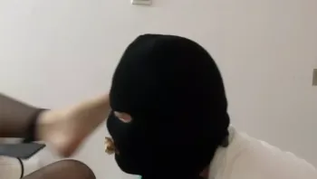 反差女王S调教小鲜肉直男-舔黑丝脚-口水羞辱-虐乳-足交