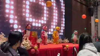 年会 舞蹈 上班当牛马 年会 当 蛤蟆.MP4