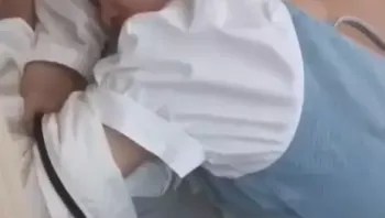 图书馆沉睡的学生