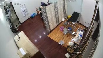 黑客破解医院摄像头偷拍 妇科男医生跟女病人在诊疗室偷情完事后免费给她做检查