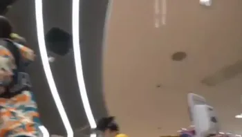 美女不穿内裤出门逛街，要的就是这种刺激，在人群中穿梭时不时露出来的感觉，是非常美妙的