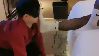 夫妻主酒店调教小胖奴-舔主人的黑丝皮靴-要求还挺多-主人全部满足-高跟鞋-公主鞋-白袜-让贱狗舔到心满意足-男主还在旁边不断羞辱-更刺激