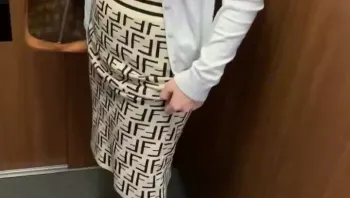 电梯内这是要干什么呢，不怕有人突然进来吗？就这样整