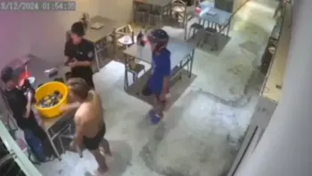 喝醉了就回家，别出来外面撒野，你以为是夫妻店不想惹事啊惯着你，这可是几个20岁的年轻小伙，谁惯你毛病