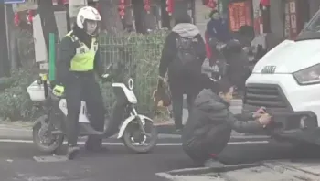 遮挡车牌的时候，交警突然出现在身后