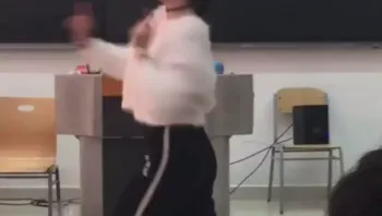 性感小舞蹈跳上把班里同学都看呆了