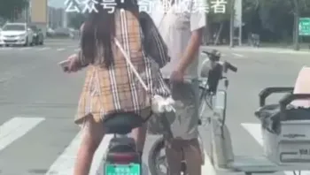 大咖 拦路索要美女袜子.MOV