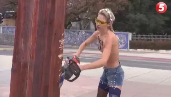 美女赤裸上身在联合国日内瓦办事处前举行反俄集会，并用电锯损坏“破椅子”纪念碑。这是要干什么呢