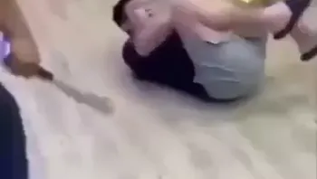 妙瓦底KK园区员工没有业绩，几个人趴着轮流挨揍~铁的棒球棍使劲打.MP4