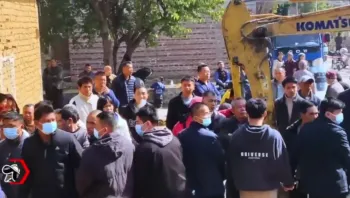 强拆来了，人肉是阻挡不了挖掘机的，只能看着了