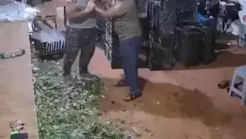 老外那么壮，还下手那么狠，这样瘦小的身体怎么顶得住这顿输出啊，估计半条命都没了