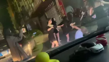 美女们打架就是猛啊，穿高跟鞋往脸上踹，抓住头发就死命扯，扒到衣服就是撕，还知道要脸赶紧躲起来