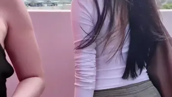 小水水Thelittlejuicer  黑猫露娜酱 颜值嫩妹双女户外露出 行驶的车内开逼自慰.MP4