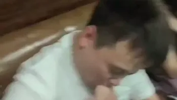 兄弟也是不挑啊，先把美女的猪蹄啃了，把美女伺候好了，晚上就可以吃大肉包了，开荤了