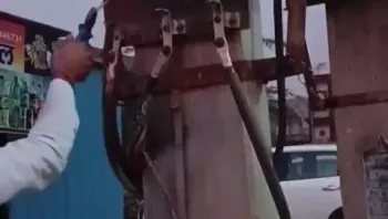 三哥家的电工就是猛，一把铁钳就敢上去修电表，火花带闪电都无所谓，勇猛