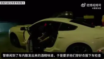 21岁女孩酒后与男子在车内happy被发现后