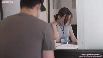 米菲兔 银行职员一边给客户办理业务一边柜台内偷偷做爱