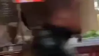 一男子在街头持剪刀不断捅刺一名女生，随后女生被抬上救护车送医，行凶男子就站在一旁看着，还辱骂一旁拍摄的路人