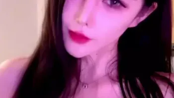 甜心御姐反差女神的勾引！第一眼看着就是女神 三言两语就把反差m属性拉满了，一定要射她脸上！