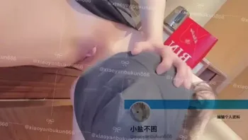 小盐不困 舔推特骚婊的嫩逼和玉足 裸足足交